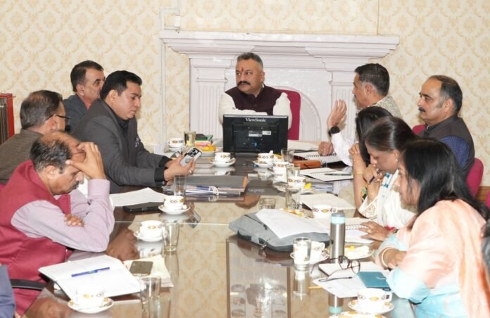 शिक्षा मंत्री रोहित ठाकुर ने स्कूली पाठ्यक्रम में संशोधन पर विचार-विमर्श के लिए आज यहां एक उच्च-स्तरीय बैठक की अध्यक्षता करते हुए कहा कि पाठ्यक्रम में हिमाचल