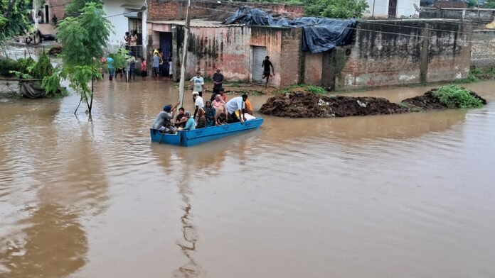 पंजाब में आई भीषण बाढ़ और तेज़ बारिश ने हालात बेहद गंभीर कर दिए हैं। बाढ़ प्रभावित इलाकों के अलावा अन्य जगहों पर भी इसका असर साफ दिख रहा है।