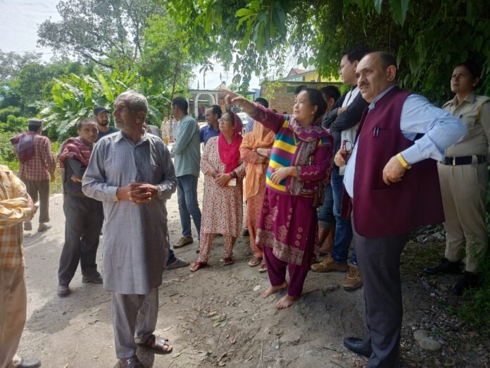 उपमंडल जोगिंदर नगर के अंतर्गत कुंडूनी गांव में हाल ही में आए भूस्खलन से प्रभावित परिवारों के बीच राहत एवं बचाव कार्य लगातार जारी है। शुक्रवार को एसडीएम