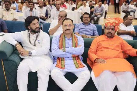 IMG-20250918-WA0085 मिर्ची हवन पर सम्मान: मुख्यमंत्री साय ने डॉ. प्रेमसाई महाराज को किया सम्मानित