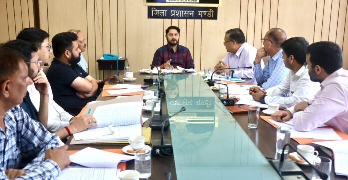 उपायुक्त मंडी अपूर्व देवगन की अध्यक्षता में आज यहाँ उपायुक्त कार्यालय परिसर में  जिला स्तरीय अप्रेंटिसशिप कमेटी की   बैठक आयोजित की गई।