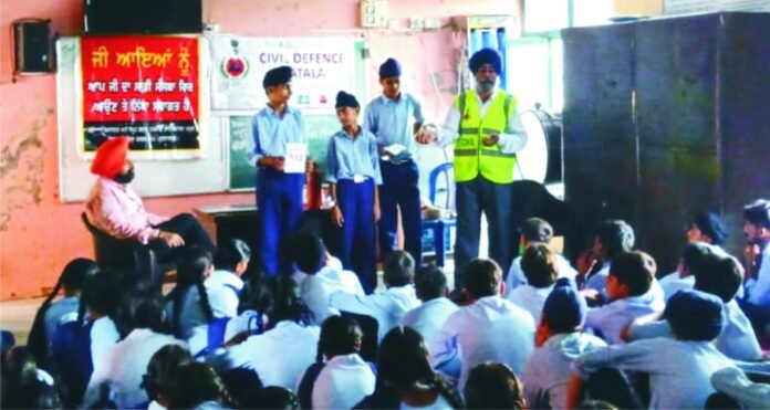 जिला कमांडर पंजाब होम गार्ड्स- सहायक नियंत्रक सिविल डिफेंस गुरदासपुर और स्टोर सुपरिंटेंडेंट सिविल डिफेंस बटाला के निर्देशों के तहत वॉर्डन सर्विस पोस्ट