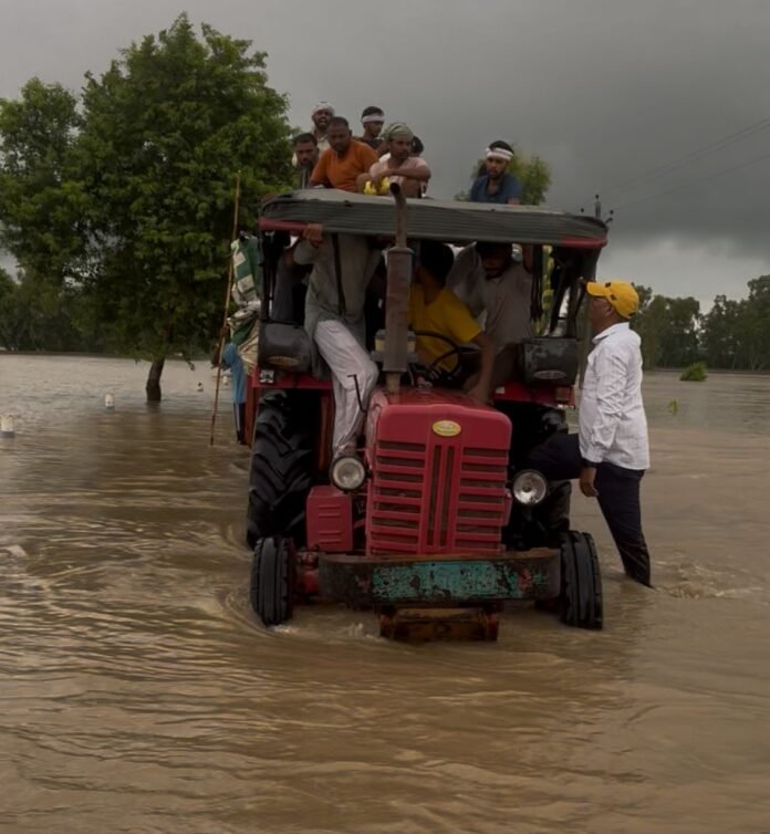 WhatsApp Image 2025-09-01 at 10.09.45 AM Due to heavy rainfall in the upper areas, several regions of Fazilka district are facing flood-like conditions