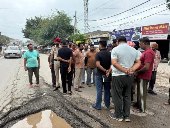 WhatsApp Image 2025-09-02 at 1.59.11 PM SDM Jalalabad, Shri Kanwarjit Singh Mann, along with officials of the National Highway Authority and Jalalabad