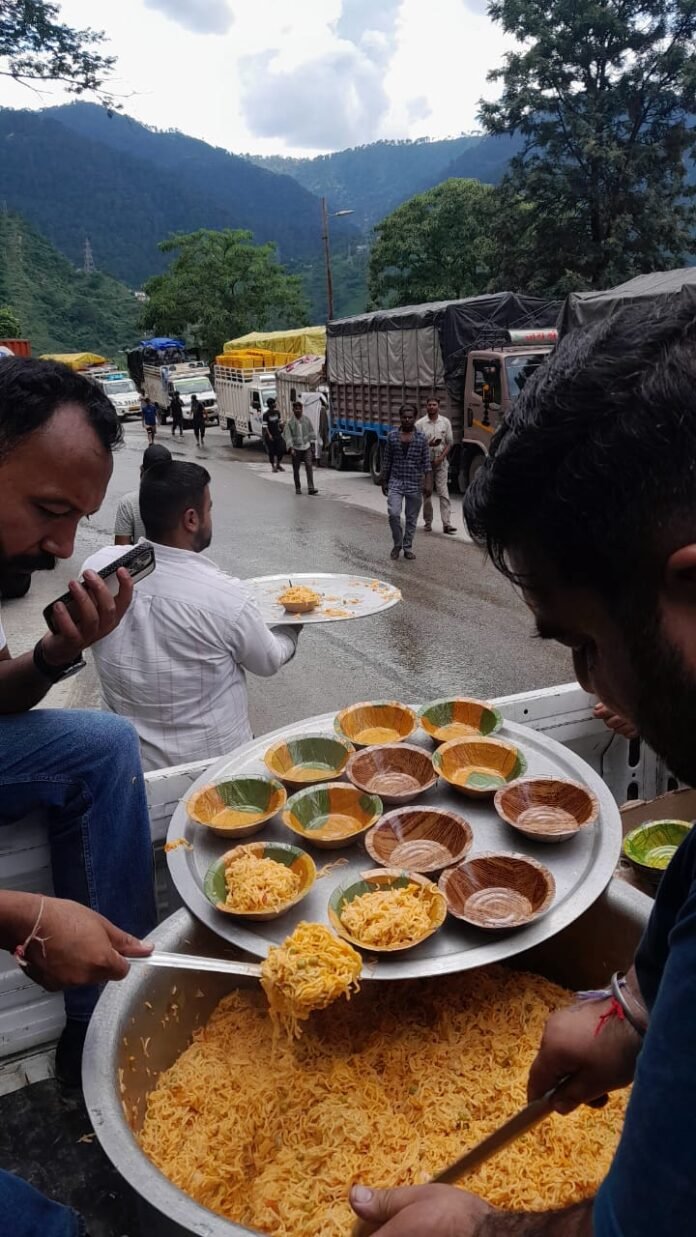 मंडी उपमंडल प्रशासन भारी बरसात के कारण आई आपदाओं में बेघर हुए लोगों के लिए हर संभव मदद प्रदान कर रहा है। प्रभावित परिवारों के ठहरने