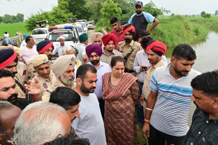 फाजिल्का के विधायक नरिंदर पाल सिंह सवना, डिप्टी कमिश्नर अमरप्रीत कौर संधू और एसएसपी गुरमीत सिंह ने आज गांव साबू आणा की ओर जाने वाले सैम नाले