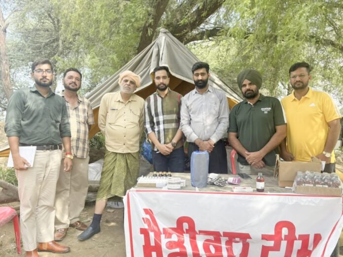 सिविल सर्जन फाजिल्का डॉक्टर राज कुमार ने बाढ़ प्रभावित क्षेत्रों का दौरा कर लोगों को दी जा रही मेडिकल सुविधाओं का जायजा लिया। इस दौरान उन्होंने कांवां वाली