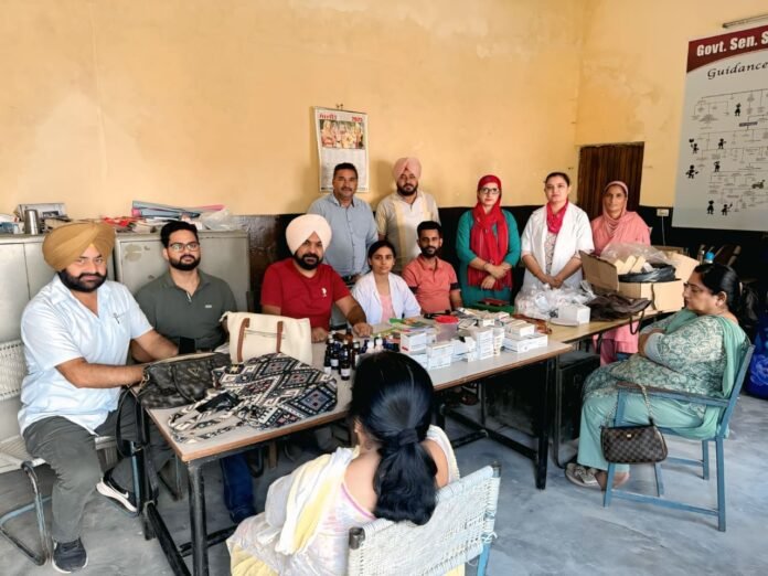 कैबिनेट मंत्री हरजोत सिंह बैंस का अपने हलके के बाढ़ प्रभावित इलाकों में दिन-रात लोगों के साथ मिलकर ज़मीनी स्तर पर काम करना सबके लिए मिसाल बन रहा है।