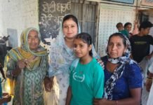 Chairperson of Khushi Foundation, Madam Khushboo Sawna, visits Relief Centers in Mojam and Shalemshah Madam Khushboo Sawna, wife of Fazilka MLA Shri Narinder Pal Singh Sawna and Chairperson of Khushi Foundation