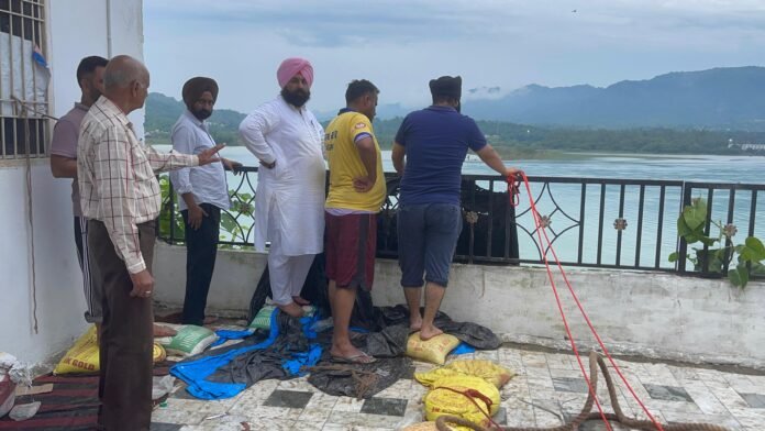 नंगल के प्रसिद्ध प्राचीन लक्ष्मी नारायण मंदिर के क्षतिग्रस्त हिस्से को बचाने के लिए सरदार हरजोत सिंह बैंस पिछले दो दिनों से युद्ध स्तर पर काम कर रहे हैं