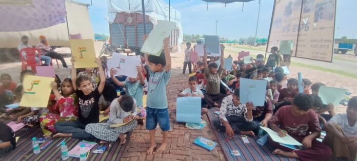 ज़िला फाज़िल्का में आई बाढ़ के कारण कई स्कूलों और गाँवों में पानी भर गया। इसके चलते सैकड़ों परिवार लाधूका राहत कैंप में रहने को मजबूर हैं।