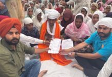 पंजाब सरकार ने मृ*तक वजीर सिंह के परिवार को दी 4 लाख की सहायता राशि मुख्यमंत्री भगवंत सिंह मान के नेतृत्व वाली पंजाब सरकार बाढ़ प्रभावित गांवों के लोगों के साथ खड़ी है। इसी कड़ी में फ़ाज़िल्का के रैते वाली भैणी गांव के वजीर सिंह