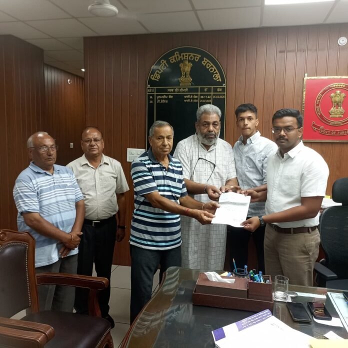 निष्काम सेवा समिति (रजि.) बर्नाला ने बाढ़ पीड़ितों के लिए मुख्यमंत्री राहत कोष हेतु 51 हजार रुपए का चेक                                                                                                                    आज डिप्टी कमिश्नर बर्नाला, श्री टी. बैनिथ को सौंपा। 