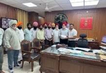 पूर्व सैनिकों ने बाढ़ पीड़ितों के लिए दिए 51,000 रुपये पूर्व सैनिकों ने बाढ़ प्रभावित क्षेत्रों के लोगों की मदद के लिए 51,000 रुपये का चेक डिप्टी कमिश्नर बरनाला श्री टी. बेनिथ को सौंपा। सेवानिवृत्त कैप्टन