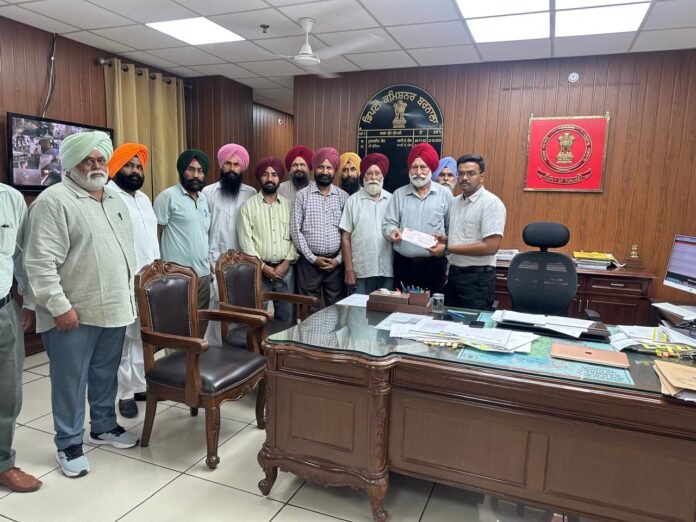 पूर्व सैनिकों ने बाढ़ प्रभावित क्षेत्रों के लोगों की मदद के लिए 51,000 रुपये का चेक डिप्टी कमिश्नर बरनाला श्री टी. बेनिथ को सौंपा। सेवानिवृत्त कैप्टन