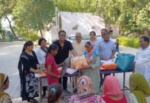 निवेकली पहल: राहत कैंप से घर वापसी पर महिलाओं को दिए गए सूट निवेकली पहल: राहत कैंप से घर वापसी पर महिलाओं को दिए गए सूट