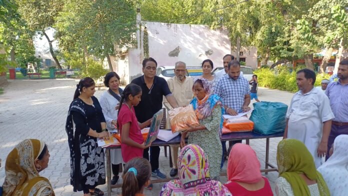 निवेकली पहल: राहत कैंप से घर वापसी पर महिलाओं को दिए गए सूट