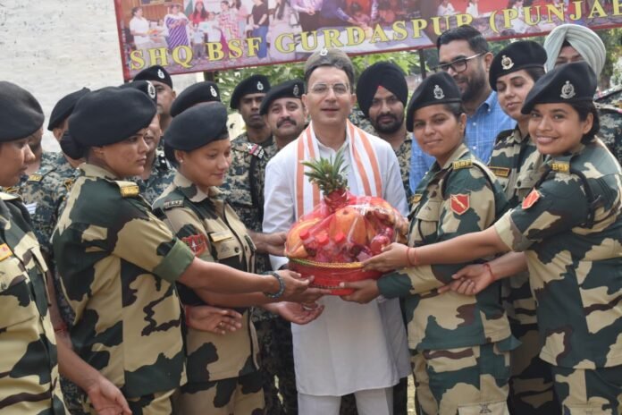 Shri Jitin Prasada, MoS for Commerce & Industry and Electronics & IT, visits Gurdaspur Sector Headquarters.