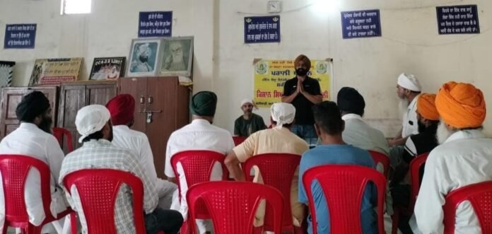 WhatsApp Image 2025-09-29 at 1.53.36 PM पराली को खेतों में दबाने से मिट्टी की उपजाऊ शक्ति बढ़ती है – क्लस्टर अधिकारी यादविंदर सिंह डायरेक्टर कृषि डॉ. जसवंत सिंह के आदेशों के तहत