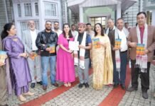 लेखिका प्रिया शर्मा ने मुख्यमंत्री को अपनी किताब ‘द लाइट ही लेफ्ट बिहाइंड’ भेंट की Himachal Desk: लेखिका और मानसिक स्वास्थ्य विशेषज्ञ प्रिया शर्मा ने आज मुख्यमंत्री ठाकुर सुखविंद्र सिंह सुक्खू को ओक ओवर में अपनी किताब ”द लाइट ही लेफ्ट बिहाइंड“ भेंट की।