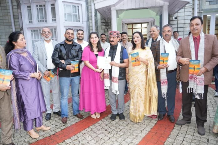                                                                                                     Himachal Desk:  लेखिका और मानसिक स्वास्थ्य विशेषज्ञ प्रिया शर्मा ने आज मुख्यमंत्री ठाकुर सुखविंद्र सिंह सुक्खू को ओक ओवर में अपनी किताब ”द लाइट ही लेफ्ट बिहाइंड“ भेंट की।