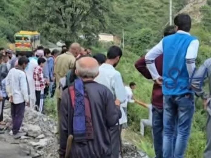 Car falls into ditch in Chamba