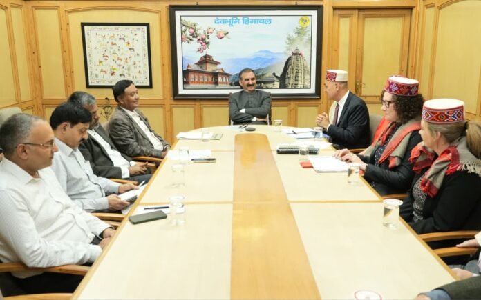delegation from New Zealand (1) हिमाचल सेब और नाश्पाती की खेती के लिए न्यूजीलैंड के साथ सहभागिता पर कर रहा विचार उच्च आयुक्त पैट्रिक जॉन राटा ने मुख्यमंत्री से भेंट की