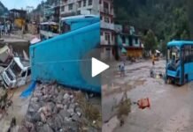 मंडी में भारी बारिश से तीन की मौ*त, HRTC बसें बहीं और बस अड्डा डूबा मंडी में भारी बारिश से तीन की मौ*त, HRTC बसें बहीं और बस अड्डा डूबा