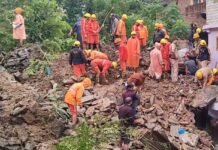 कुल्लू में भूस्खलन: दो मकान दबे, एक की मौ*त, तीन लोग बचाए गए; कई अब भी फंसे कुल्लू में भूस्खलन: दो मकान दबे, एक की मौ*त, तीन लोग बचाए गए; कई अब भी फंसे