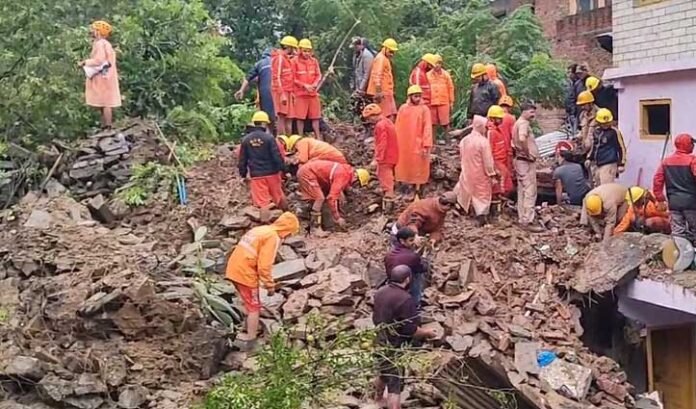 कुल्लू में भूस्खलन: दो मकान दबे, एक की मौ*त, तीन लोग बचाए गए; कई अब भी फंसे