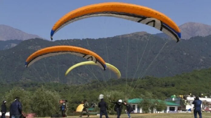 paragliding कुल्लू: भारी बारिश व बाढ़ के चलते पैराग्लाइडिंग-राफ्टिंग पर 30 सितंबर तक रोक