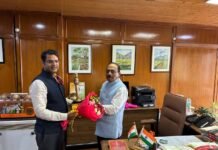 शिमला 4 अक्टूबर। भारतीय मानक ब्यूरो (ब्यूरो ऑफ इंडियन स्टैंडर्ड) बीआईएस बीआईएस निदेशक की मुख्य सचिव से भेंट परवाणू के निदेशक श्री शिव प्रकाश ने आज मुख्य सचिव श्री संजय गुप्ता से सौजन्य भेंट की।