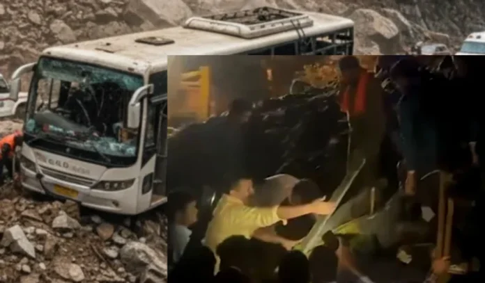 हिमाचल प्रदेश के बिलासपुर में भीषण हादसा: भूस्खलन से बस मलबे में दबी, 18 की मौ/त