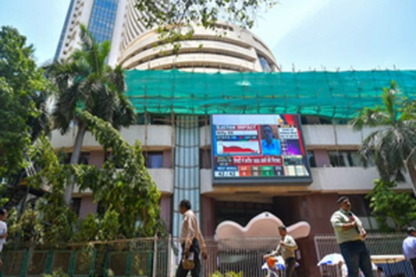 factrecorder सपाट शुरुआत के बाद शेयर बाजार में उछाल, सेंसेक्स 132 अंक ऊपर और निफ्टी 25,900 के पार