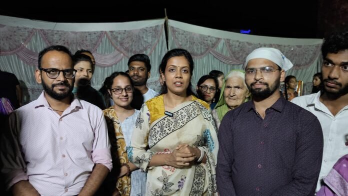 दीपावली पर्व के उपलक्ष्य पर जिला प्रशासन होशियारपुर की ओर से वृद्ध आश्रम, राम कालोनी कैंप में भव्य भजन संध्या का आयोजन किया गया।