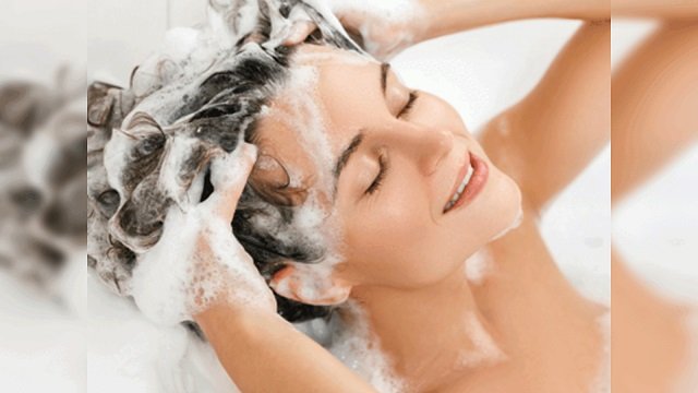 2025_9image_12_05_205481075haircare हेयर एक्सपर्ट से जानें बाल धोने की सही फ्रीक्वेंसी: हफ्ते में कितनी बार करें शैम्पूिंग