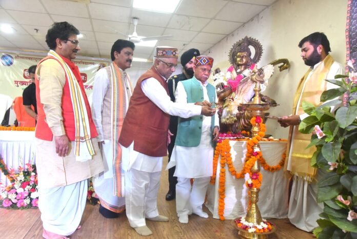 राज्यपाल शिव प्रताप शुक्ल ने कहा कि संस्कृत भाषा भारतीय संस्कृति की आत्मा और सभी भाषाओं की जननी है। खगोल विज्ञान, आयुर्वेद जैसे विज्ञान पर