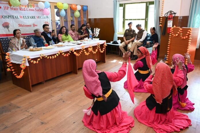 Gov बालिकाओं और महिलाओं को दीपावली की शुभकामनाएं दीं दिवाली उत्सव से पूर्व राज्यपाल शिव प्रताप शुक्ल और उनकी धर्मपत्नी