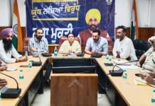 युद्ध नशा विरोधी अभियान के मालवा जोन इंचार्ज ने फिरोजपुर में अधिकारियों और कोऑर्डिनेटरों के साथ की बैठक युद्ध नशा विरोधी अभियान के मालवा जोन इंचार्ज चस्पिंदर सिंह चहल ने आज डिप्टी कमिश्नर कार्यालय में जिले के विभिन्न अधिकारियों और नशा मुक्ति मोर्चा से जुड़े कोऑर्डिनेटरों के