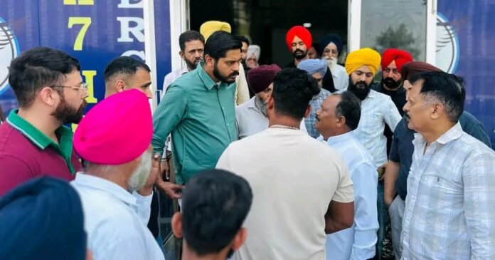 Image 2025-10-15 at 14.58.18_6b58836f पंजाब के कार्यकारी प्रमुख और बटाला के युवा विधायक अमनशेर सिंह शैरी कालसी ने जनता से मिलकर उनकी समस्याएँ सुनने के बाद कहा कि विधानसभा क्षेत्र