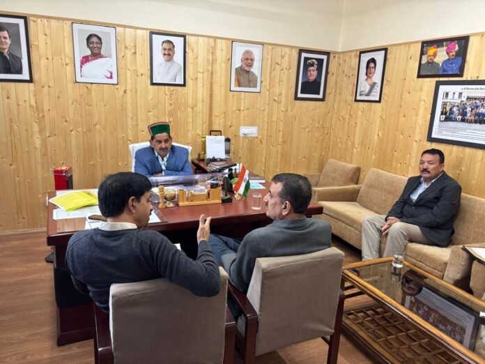 उप-मुख्य सचेतक केवल सिंह पठानिया ने आज यहां शिक्षा विभाग के उच्च अधिकारियों के साथ आयोजित बैठक में ज़िला कांगड़ा में क्रियान्वित की जा रही