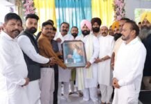 भगवान महर्षि वाल्मीकि महाराज द्वारा रचित श्री रामायण से मिलता है मनुष्य को बड़ा संदेश – हरजोत बैंस महर्षि भगवान वाल्मीकि सभा पिंड जिऊवाल कीरतपुर साहिब द्वारा पूरे इलाके की संगत के सहयोग से बीते दिन भगवान महर्षि वाल्मीकि जी का प्रकाश उत्सव बड़े