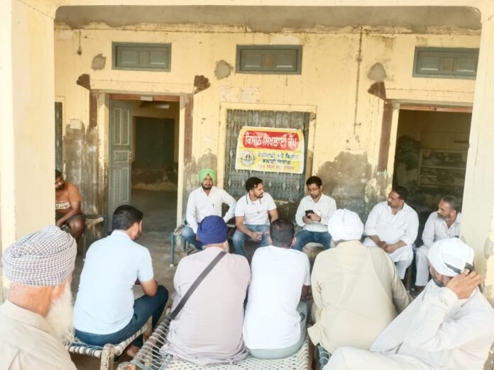 कृषि एवं किसान कल्याण विभाग, फाजिल्का की ओर से अबोहर के गांव मलूकपुर में आई.ई.सी. गतिविधि के तहत एक किसान जागरूकता शिविर आयोजित किया