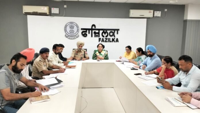 उपायुक्त अमरप्रीत कौर संधू ने पराली को आग लगने से रोकने संबंधी उठाए जा रहे कदमों पर विभिन्न विभागों के अधिकारियों के साथ बैठक की।