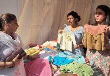 दीपावली मांडव हिम ईरा आजीविका मेले में पहाड़न स्टॉल बना आकर्षण का केंद्र मंडी की इंदिरा मार्केट में चल रहे दीपावली मांडव हिम ईरा आजीविका मेले को लोगों का भरपूर समर्थन और सहयोग मिल रहा है। बड़ी संख्या में लोग दीपावली की खरीदारी के