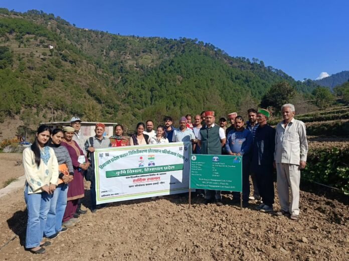 WhatsApp Image 2025-10-27 at 12.58.10 PM The expert team carried out demonstration sowing work with the farmers in the Mandi fields.