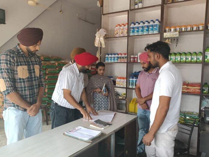 factrecorder  मुख्य कृषि अधिकारी हरविंदर सिंह के नेतृत्व में टीम ने ब्लॉक झुनीर में खाद, बीज और कीटनाशक दवाओं की दुकानों तथा गोदामों की अचानक जांच की।