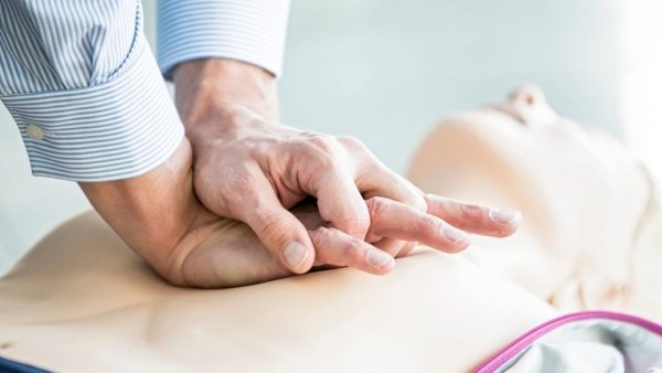 cover182-1707323377 हार्ट अटैक: सालाना 7 लाख मौ/तें, सिर्फ 7% को CPR का ज्ञान; 98% भारतीय अनजान