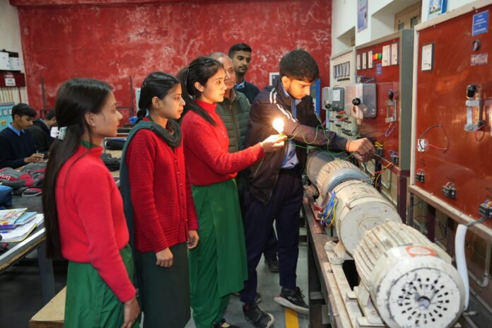 iti mandi (32) हिमाचल प्रदेश तकनीकी और व्यावसायिक शिक्षा के क्षेत्र में अभूतपूर्व प्रगति की ओर अग्रसर है। वर्तमान प्रदेश सरकार के कार्यकाल के दौरान राज्य में आयोजित