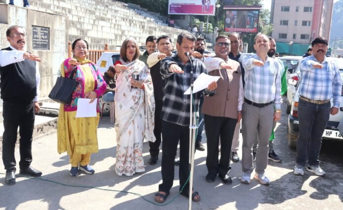 mnd 04 तंबाकू मुक्त युवा अभियान 3.0 का शुभारंभ आज मंडी जिला में उत्साहपूर्वक किया गया। सेरी मंच से स्कूली बच्चों द्वारा निकाली गई जागरूकता रैली को